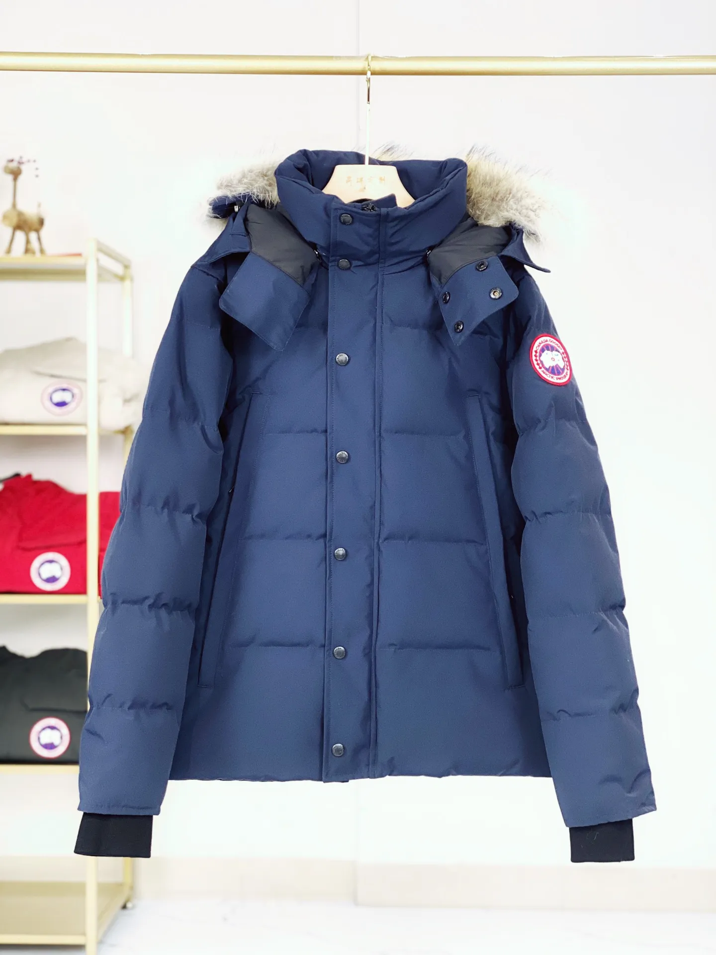 P820 Canada goose/Canada Goose Wyndham 388M 29 parka down jackets, genuine original version, you need to compare with the genuine product at any time, all accessories are customized from the original factory 💯The softness and hardness of the fabric are compared with the genuine ones, and they can be restored by kneading at will (fabric misunderstanding: fabrics that are not high hardness are waterproof. Only when you buy the latest genuine version this year will you notice the softness and comfort of the fabric) 💯Authentic white duck down is synchronized with the down Fluffy and not clumping, filled with electronically controlled down filling machine. 💯Customized zippers with authentic YKK military-grade copper core zipper pulls. High hardness and no jamming. 💯The fur collar is purchased from Western Canada coyote skin and is customized. Zipper cord, pocket label, back label, collar velvet, velcro fasteners, cuffs, all details are updated simultaneously with the original version, the best version, the most complete color matching, the fighter in the world 29, battle various worldly goods, size: XS-XXL (size chart attached below), color: as shown below